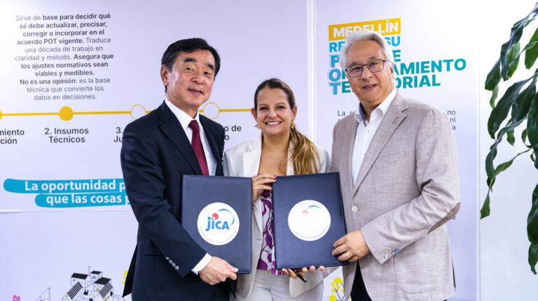 Imagen de gerente del Metro y funcionario japones en firma de alianza por la movilidad
