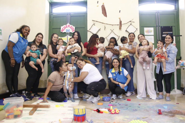 Imagen de gestoras de Buen Comienzo con madres y menores