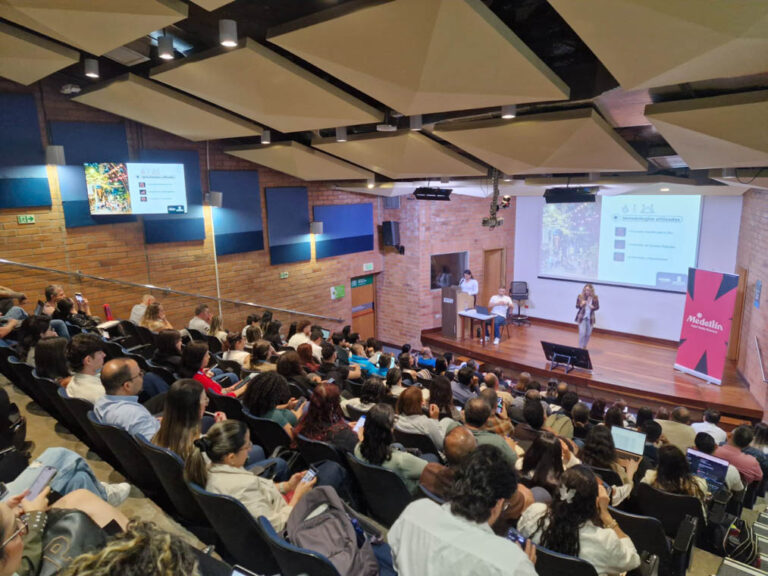 Imagen de grupo de asistentes a un evento