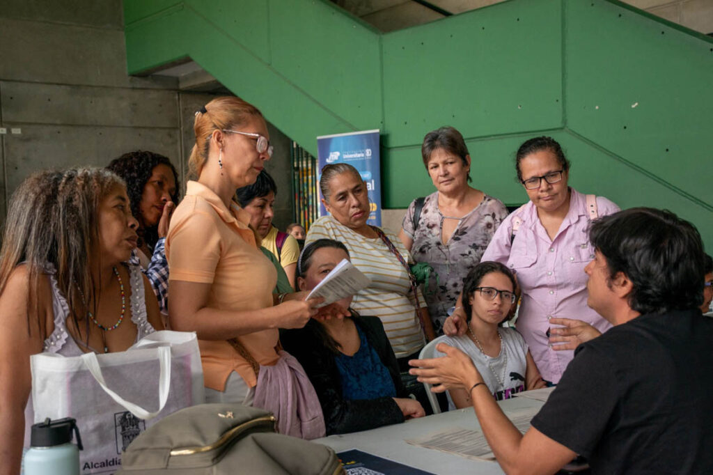 Imagen de grupo de ciudadanos recibiendo una instrucción