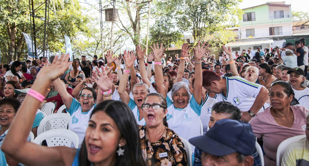 Imagen de grupo de ciudadanos sonrientes
