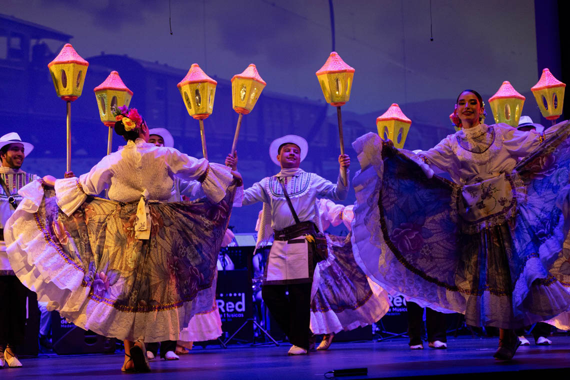 Imagen de grupo de danzas en evento