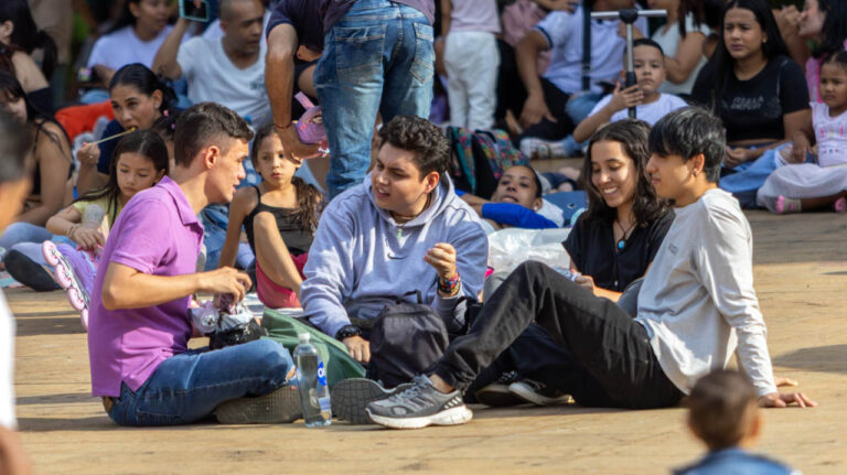 Imagen de grupo de jóvenes reunidos en parque de la ciudad