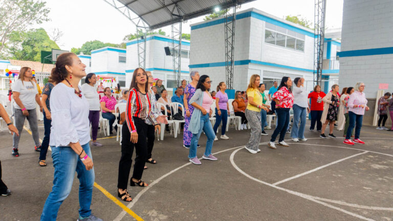Imagen de grupo de mujeres en actividad física