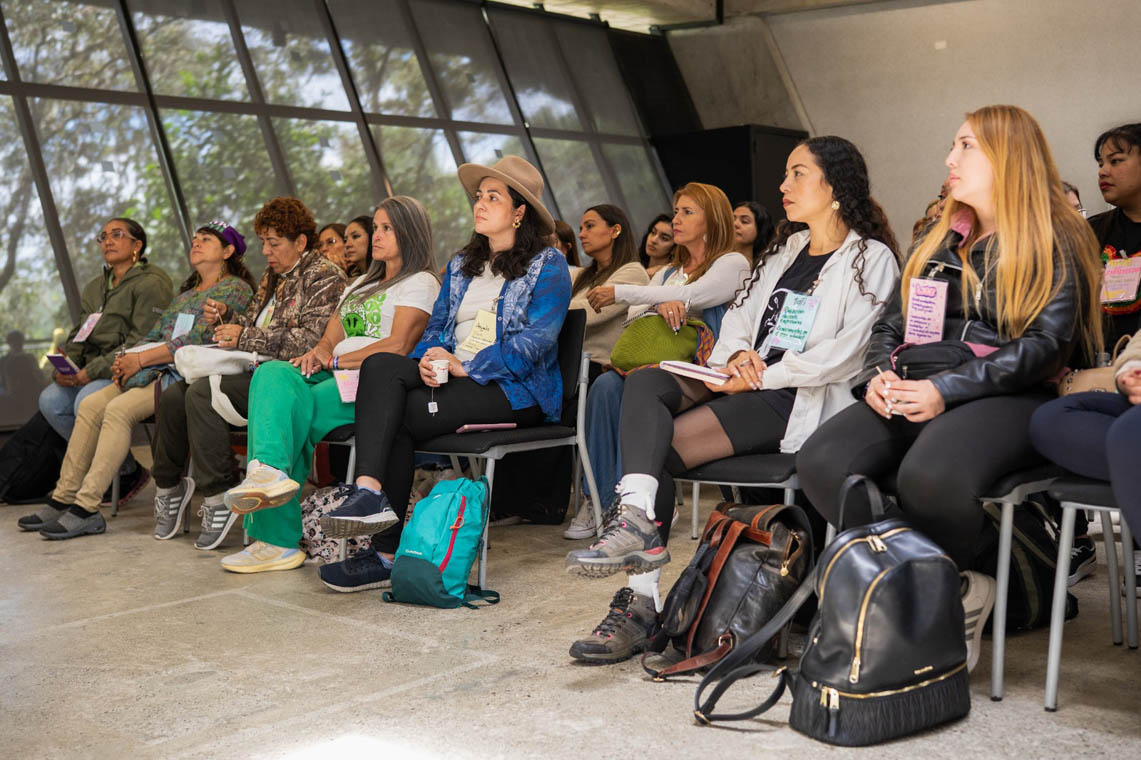 Imagen de grupo de mujeres reunidas