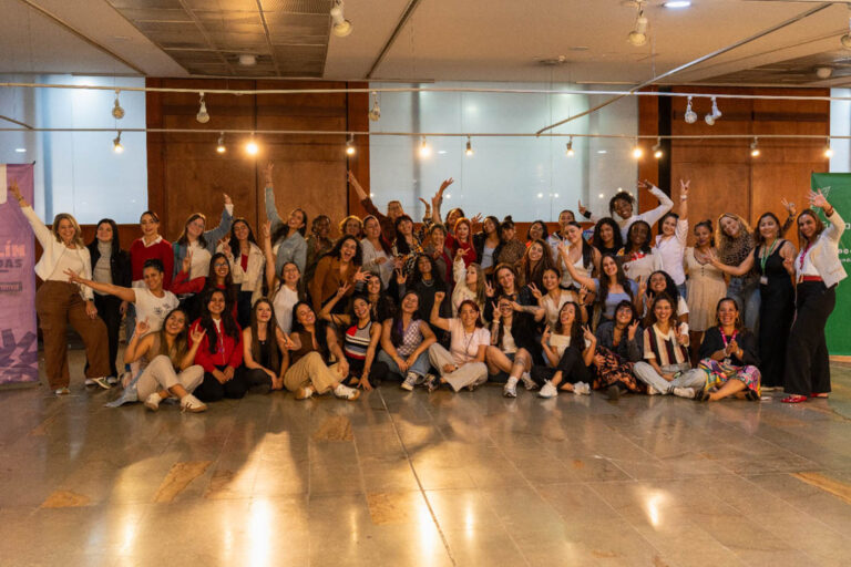 Imagen de grupo de mujeres sonrientes