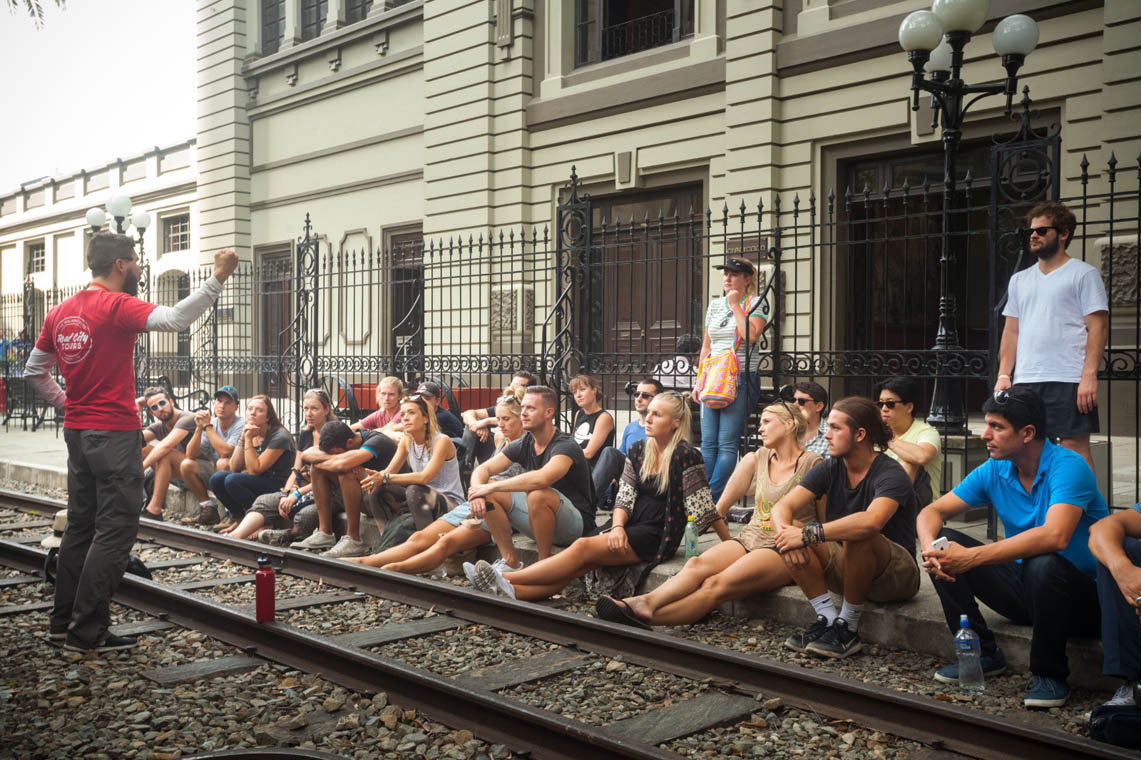 Imagen de guía con turistas en estación de tren