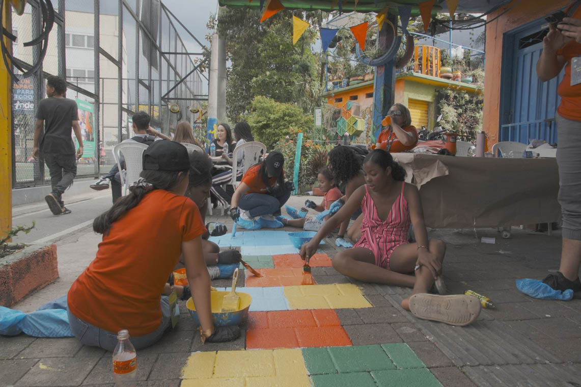 Imagen de la comunidad pintando un parque infantil
