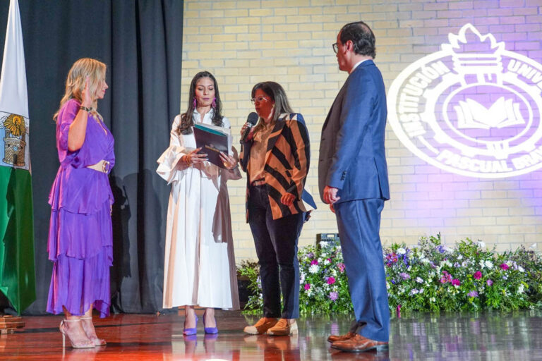 Imagen de la rectora del Pascual Bravo tomando el juramento