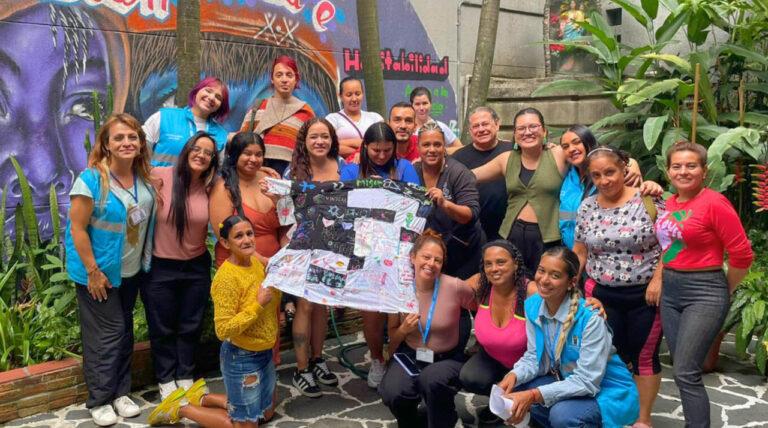 Imagen de mujeres con una colcha hecha de retazos