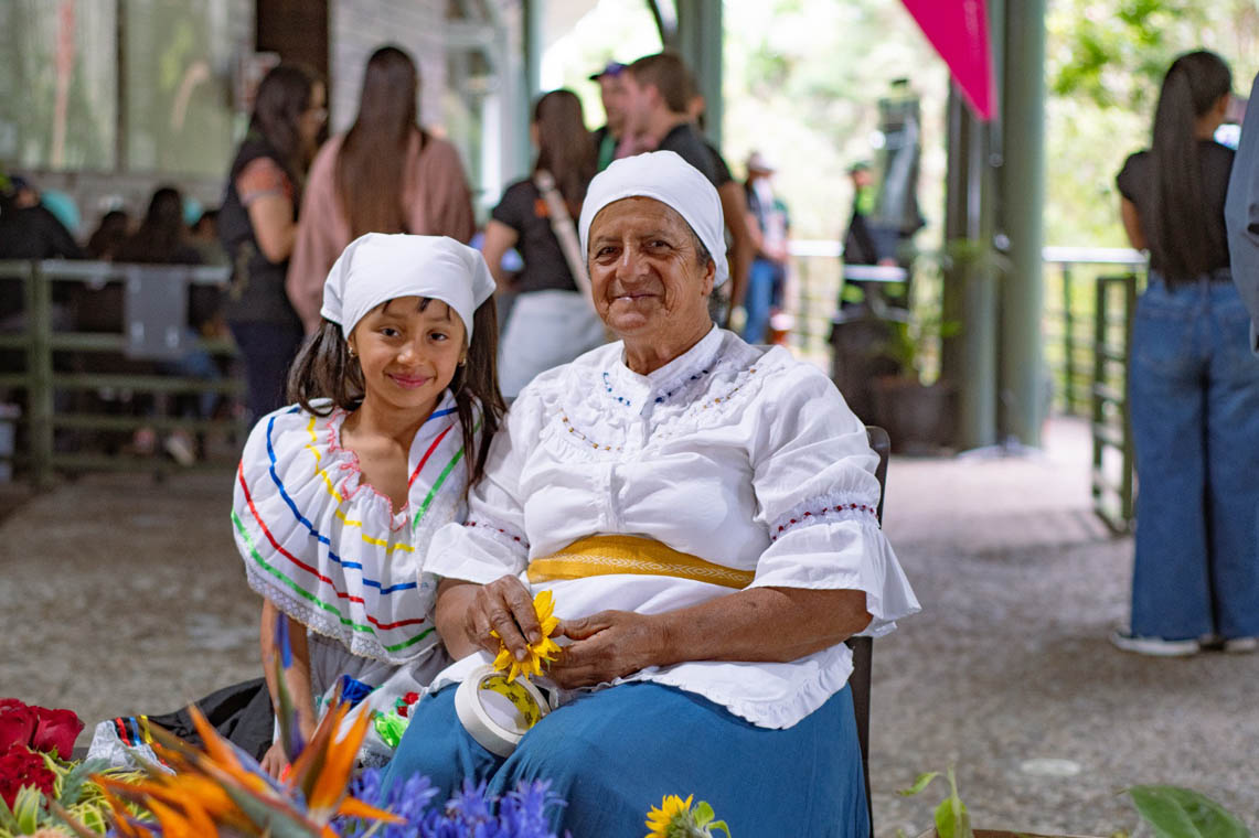 Imagen de niña y adulta mayor silleteras