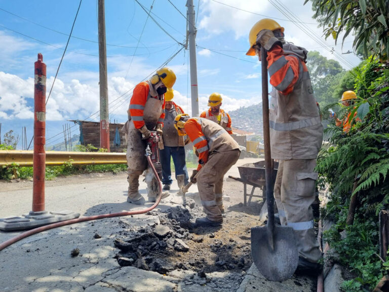 Imagen de obreros pavimentando vías