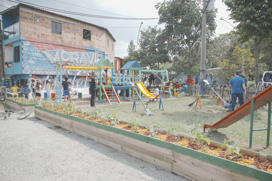 Imagen de parque infantil restaurado en Moravia