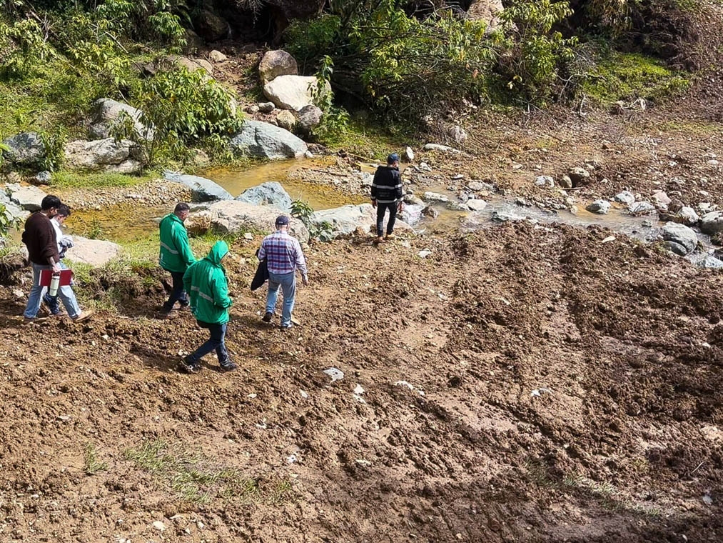 Imagen de personal en quebrada