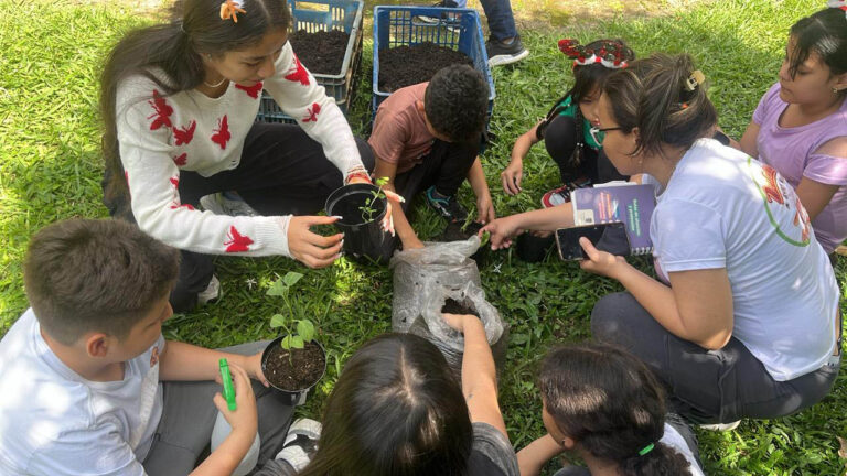 Imagen de personas de la comunidad sembrando un árbol