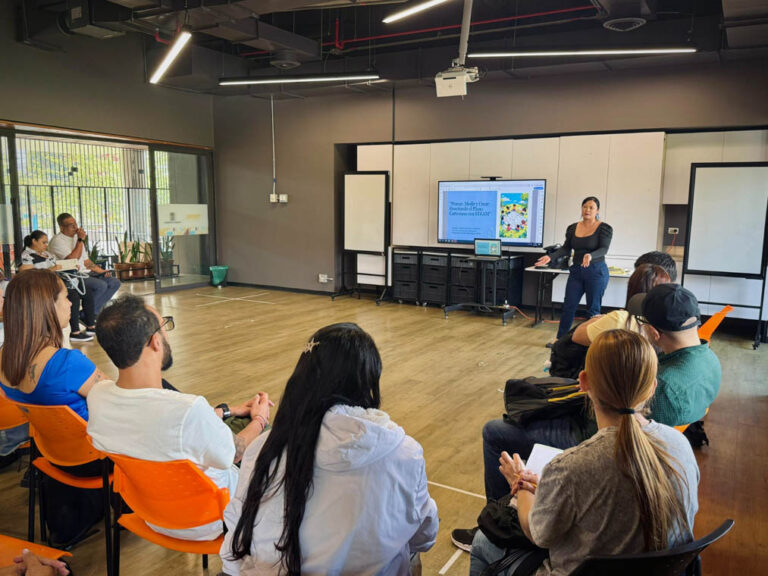 Imagen de personas en capacitación en un salón