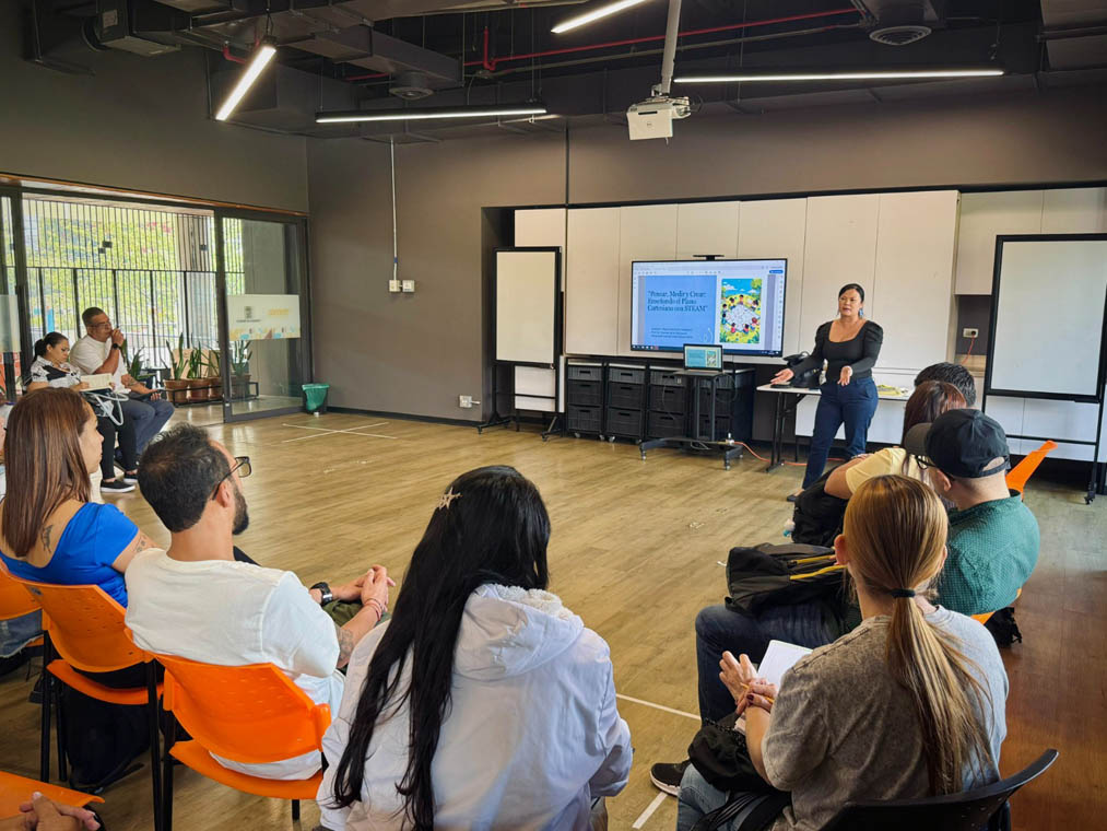 Imagen de personas en capacitación en un salón