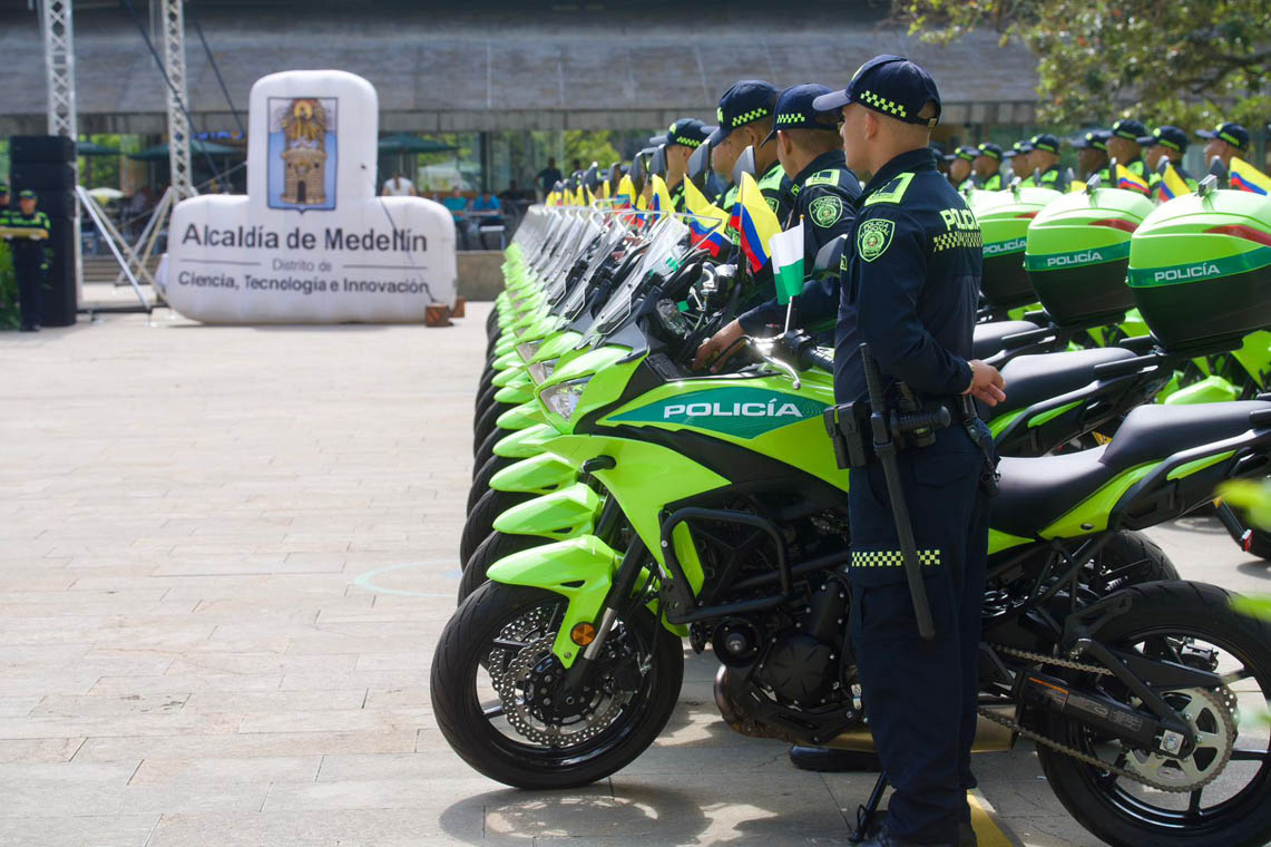 Imagen de policías formados con motocicletas al costado