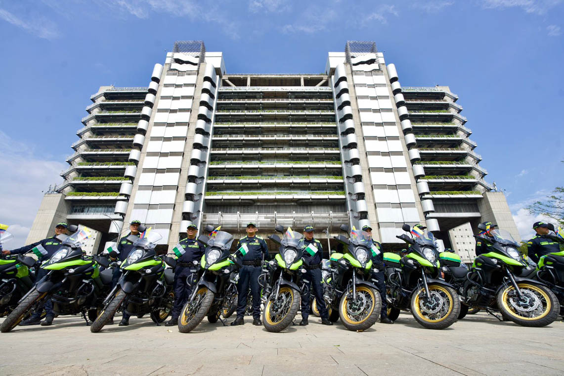 Imagen de policías formados con motocicletas en edificio Inteligente de EPM