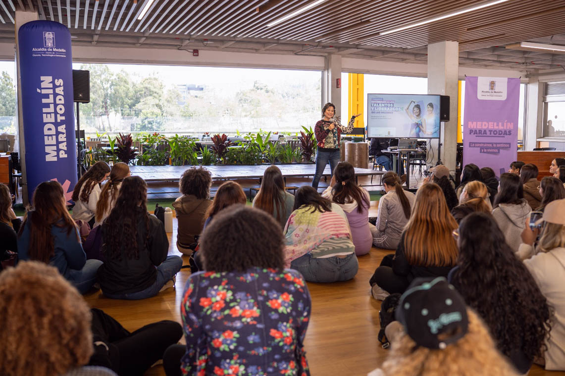 Imagen de secretaria de las Mujeres reunida con grupo de mujeres