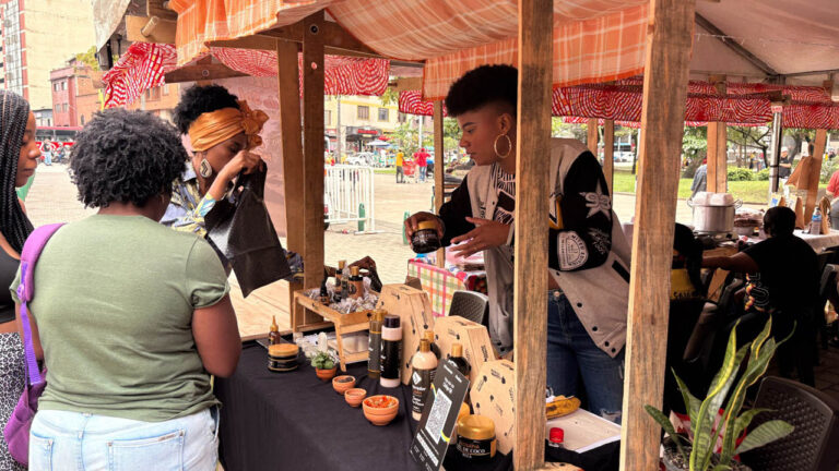 Imagen de toldo en feria con mujeres