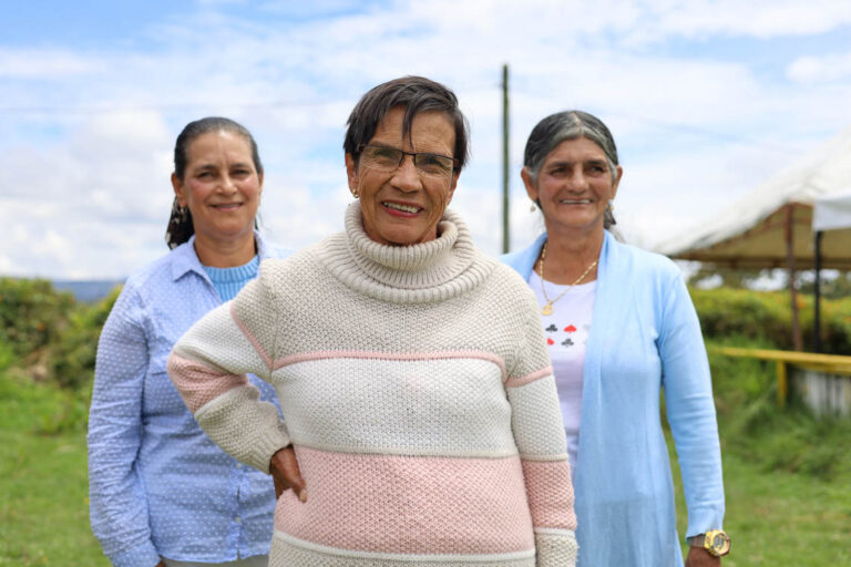 Imagen de tres personas mayores