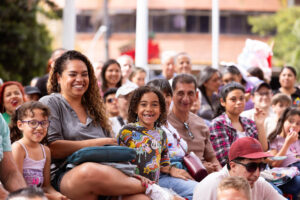 Imagen de un grupo de ciudadanos sonrientes