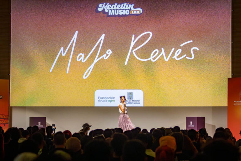 Imagen de una cantante en tarima