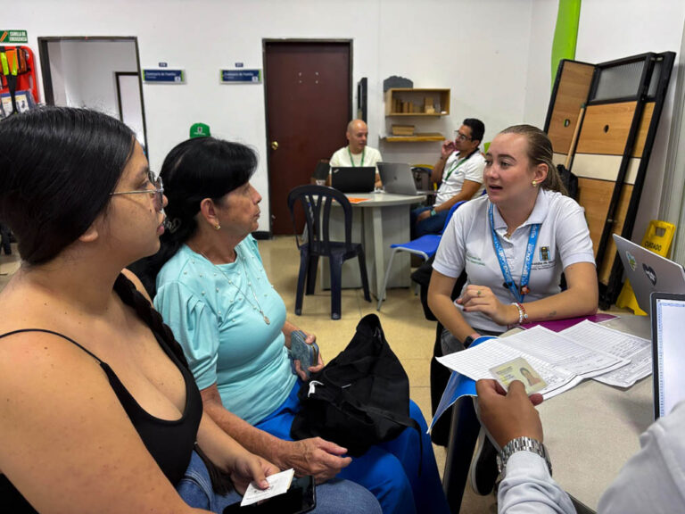 Imagen de una funcionaria asesorando a ciudadanas