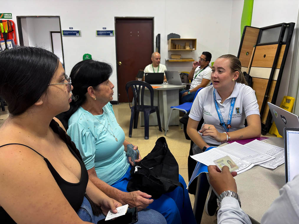 Imagen de una funcionaria asesorando a ciudadanas