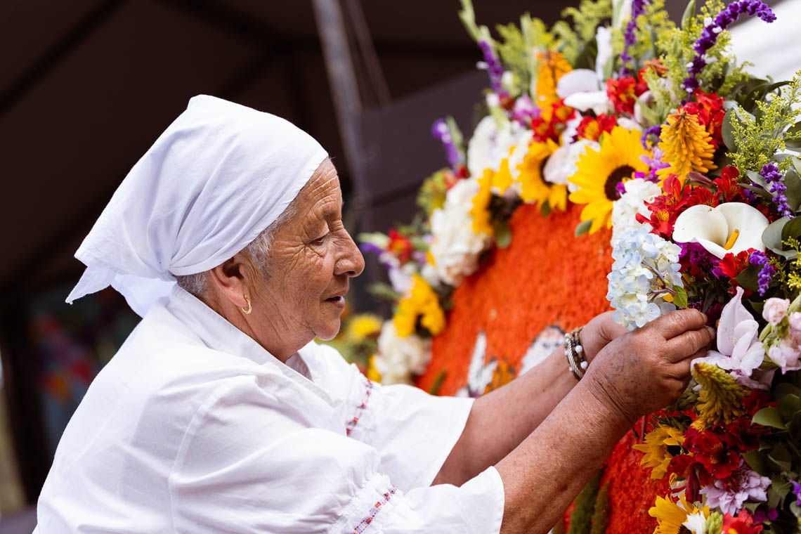 Imagen de una mujer mayor organizando una silleta