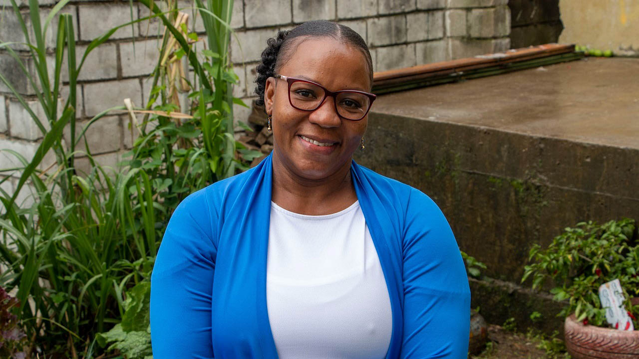 Imagen de una mujer negra sonriendo