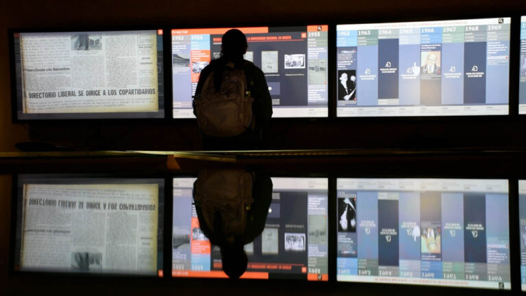 Imagen de visitante a muestra del museo sobre víctimas del conflicto