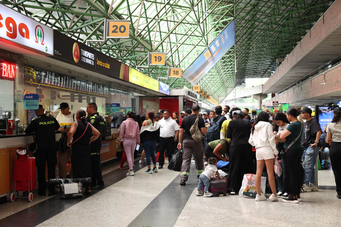 Imagen de visitantes en la Terminal de Transporte