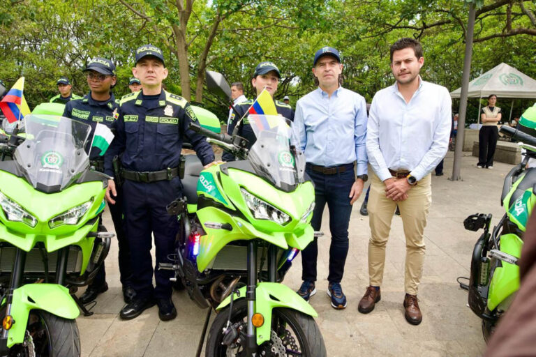 Imagen del Alcalde, con Secretario de Seguridad y General en la entrega de motocicletas nuevas a la policía