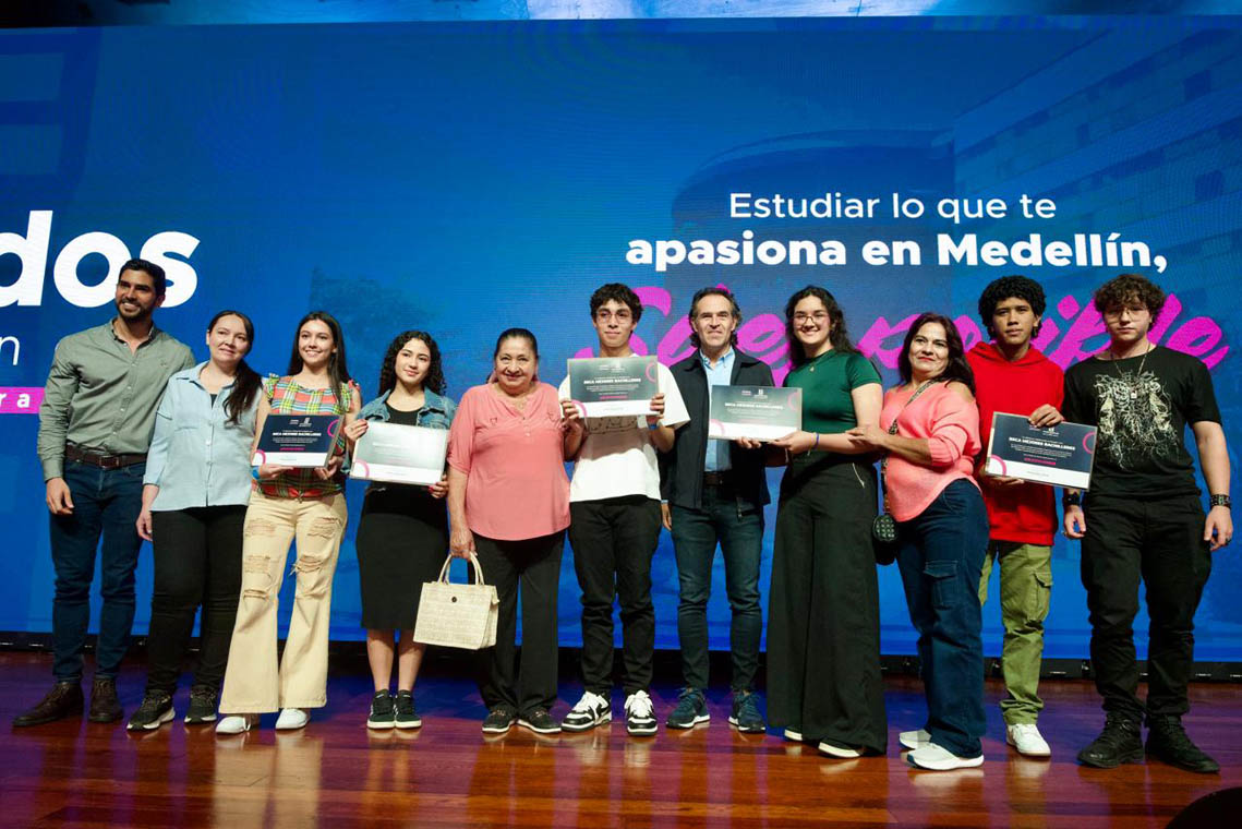 Imagen del Alcalde con beneficiarios de educación superior