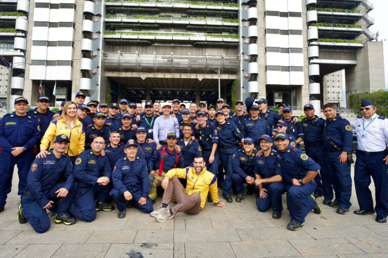 Imagen del Alcalde con los Bomberos de Medellín