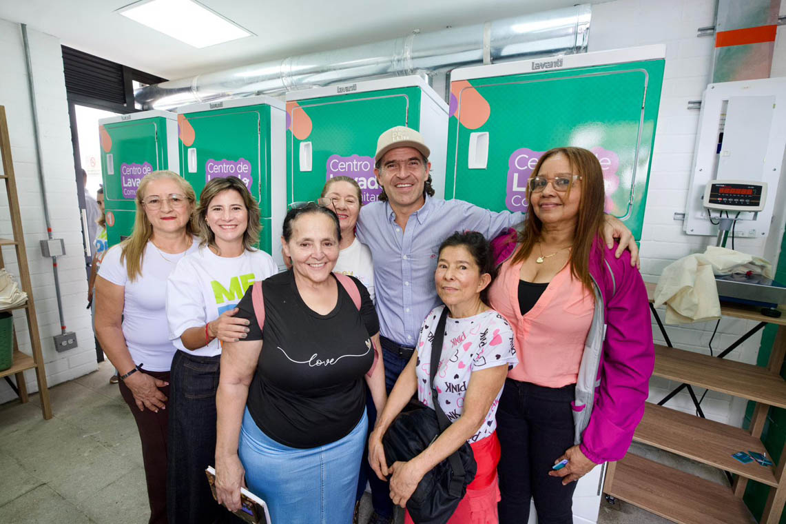 Imagen del Alcalde con mujeres en el Centro de Lavado Comunitario