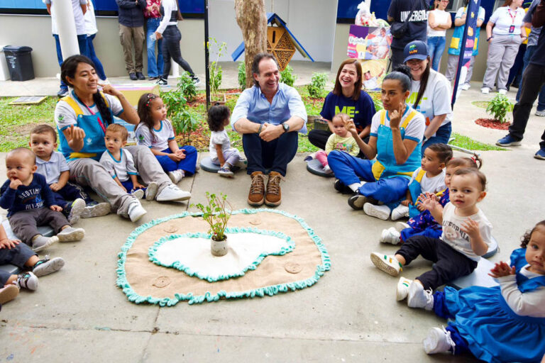 Imagen del Alcalde con niños y facilitadores de Buen Comienzo