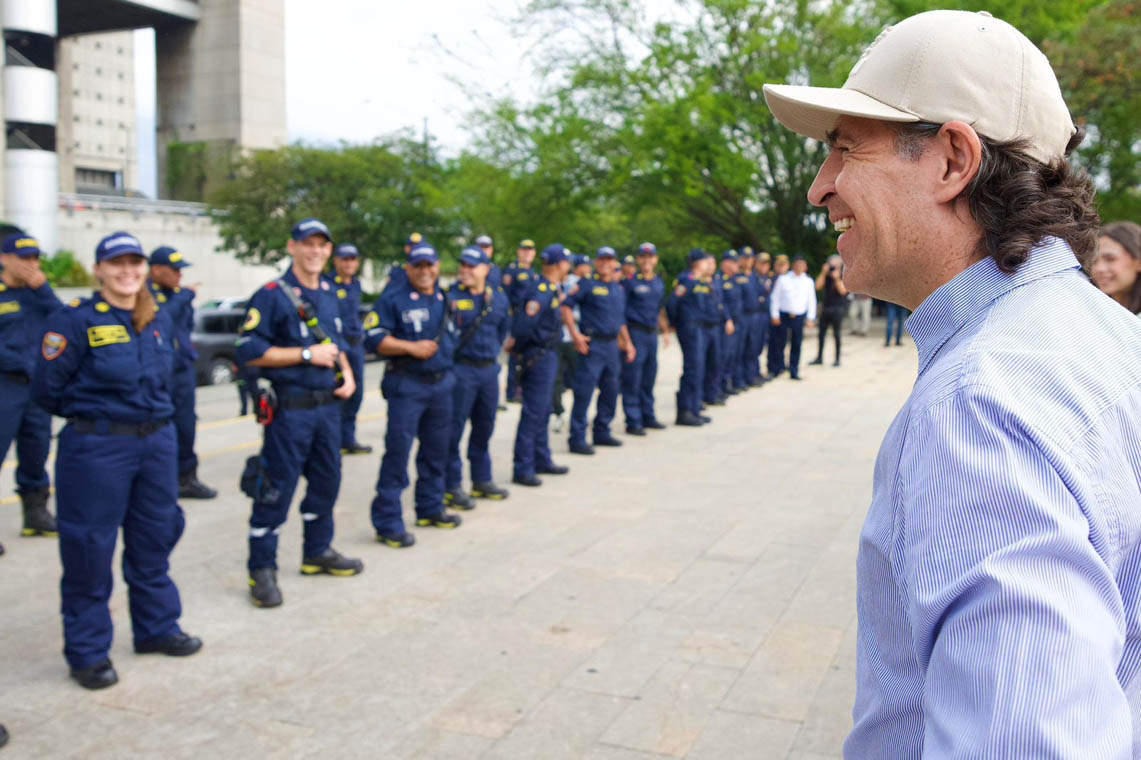 Imagen del Alcalde saludando a Bomberos de Medellín