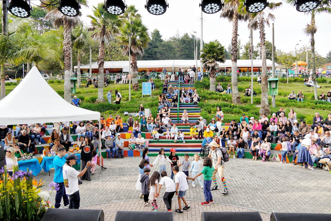 Imagen del parque de Santa Elena con ciudadanos