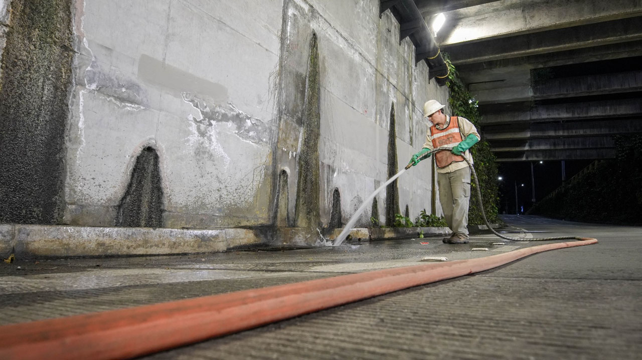 Imagen limpieza en 14 soterrados de Medellín para reducir riesgos en temporada de lluvias (1)