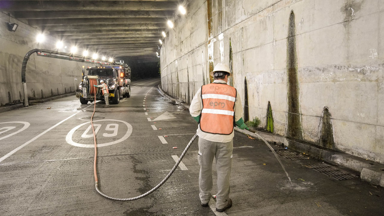 Imagen limpieza en 14 soterrados de Medellín para reducir riesgos en temporada de lluvias (2)