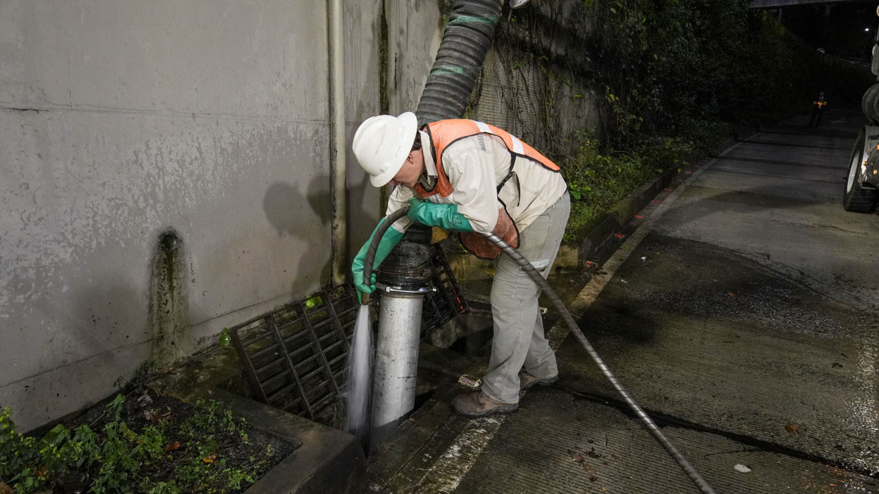 Imagen limpieza en 14 soterrados de Medellín para reducir riesgos en temporada de lluvias (5)