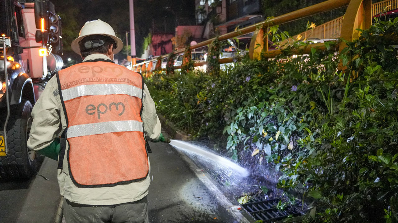 Imagen limpieza en 14 soterrados de Medellín para reducir riesgos en temporada de lluvias (5)