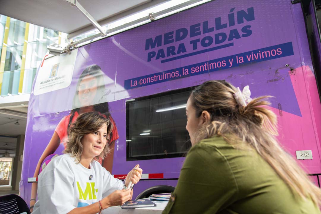 Imagen mujeres acceden a la oferta de la Alcaldía de Medellín (1)