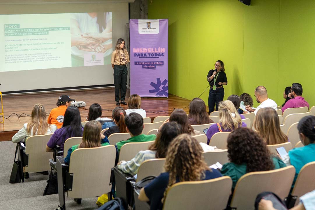 Imagen mujeres acceden a la oferta de la Alcaldía de Medellín (1)