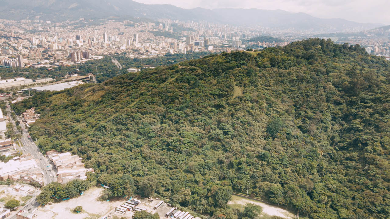 Imagen panorámica de cerro de la ciudad