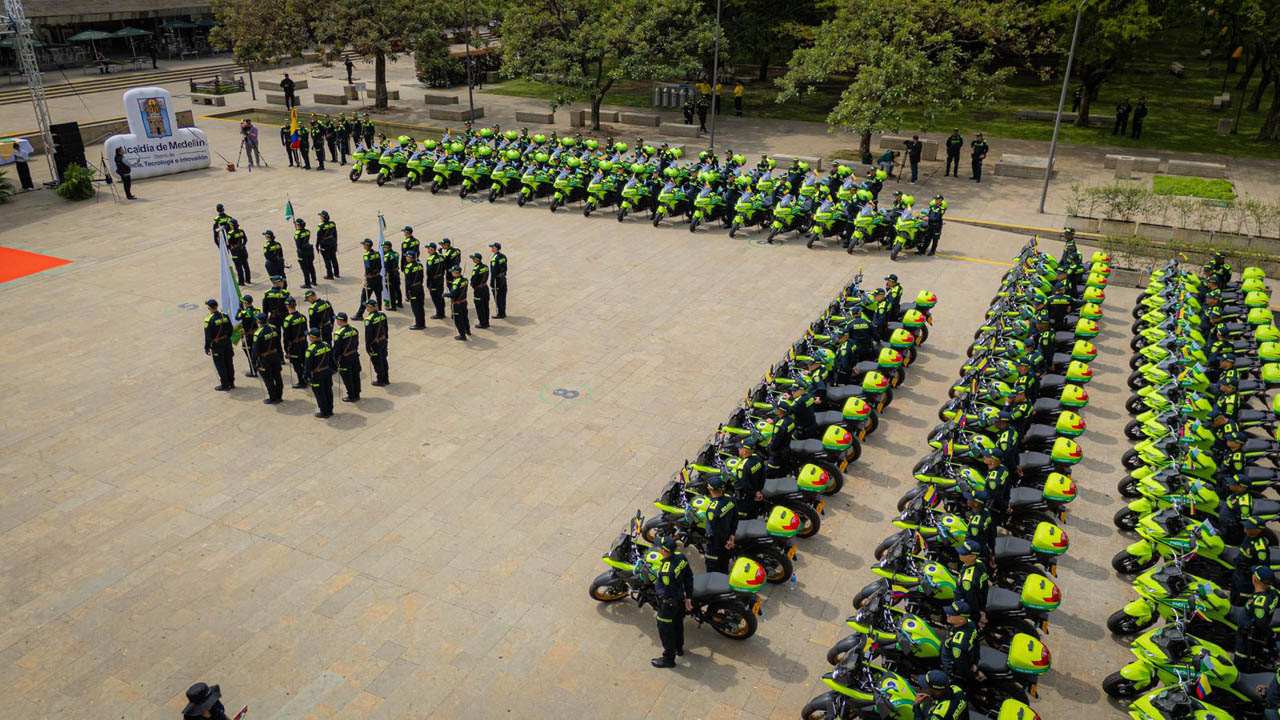 Imagen panorámica de policías formados con motocicletas