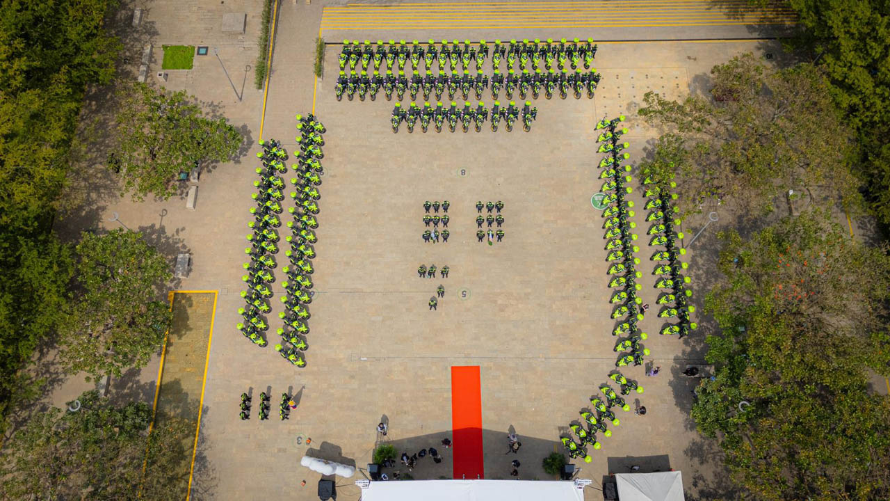 Imagen panorámica de policías formados